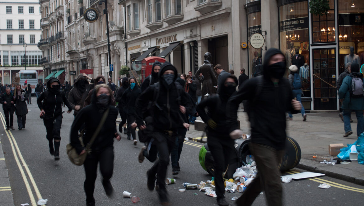Casseurs, militants ou opportunistes : que sont les « black blocs »?