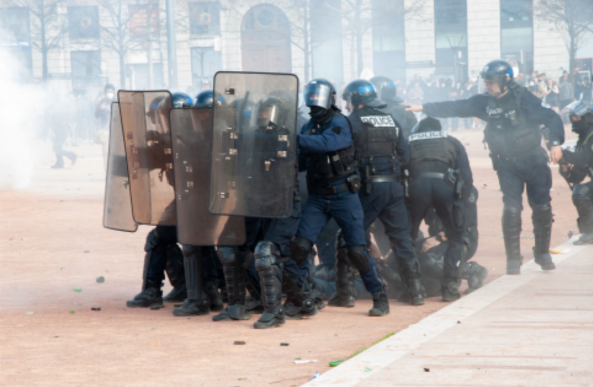 Gaz lacrymogène : une arme chimique au coeur du débat